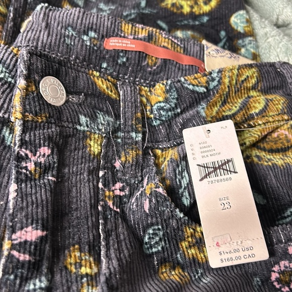 NWT Anthropologie Pilcro Size 23 Icon Flare 
Corduroy Floral pant patch pockets - Picture 9 of 10